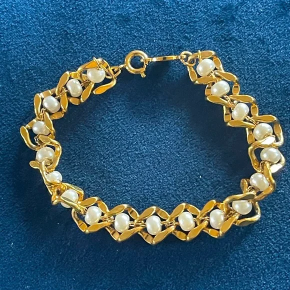 Napier Vintage Bracelet Beautiful 7”L likeNew can wear for any gold with pearls - Picture 1 of 3
